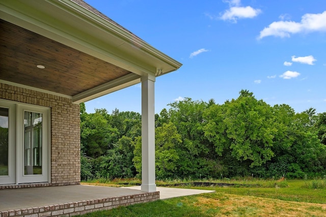 view of yard featuring a patio