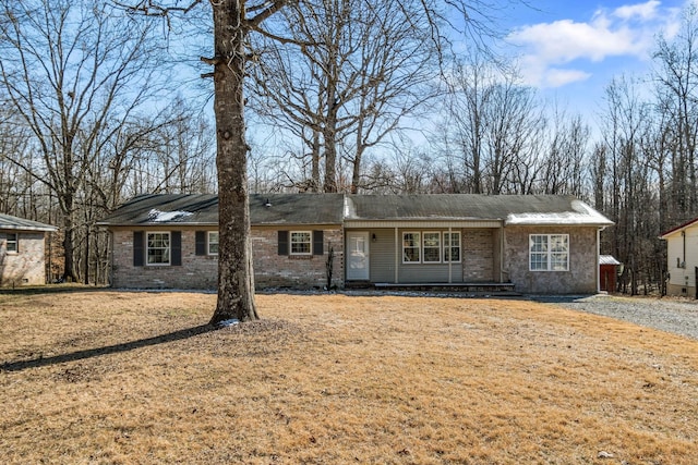 single story home with a front lawn