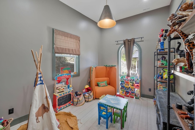 game room featuring visible vents, plenty of natural light, and baseboards