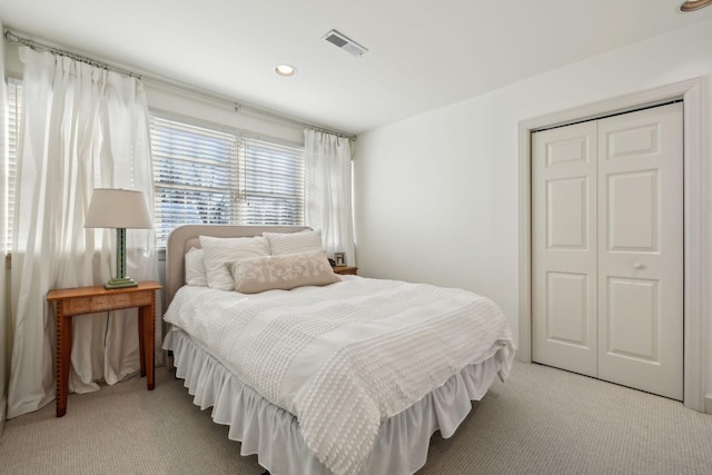 bedroom featuring recessed lighting, a closet, visible vents, and carpet flooring