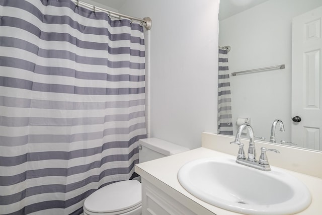 bathroom featuring a shower with shower curtain, vanity, and toilet