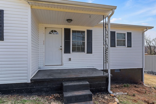 property entrance featuring crawl space