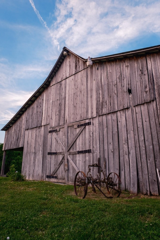 view of barn featuring a yard