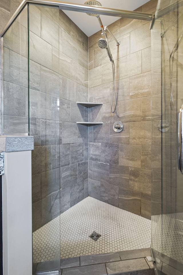 full bath with tiled shower