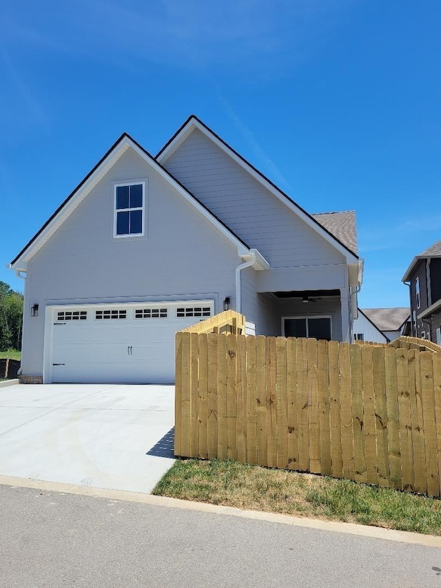 view of front of home featuring driveway and a fenced front yard