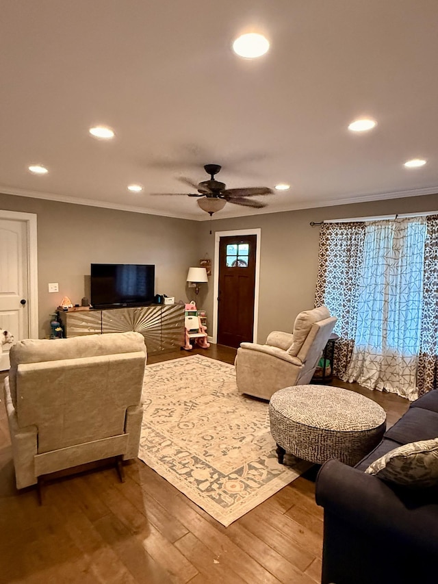 living area featuring ceiling fan, recessed lighting, wood finished floors, and crown molding