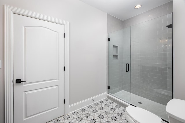 full bathroom with a stall shower, recessed lighting, toilet, and baseboards