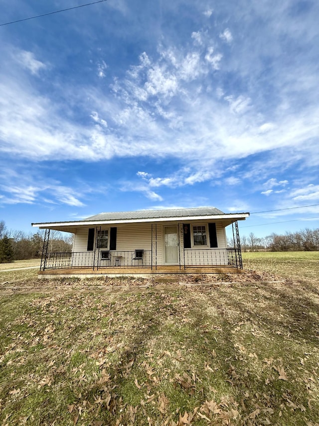 237 County Farm Rd, Ethridge, TN 38456 - view of front of property with a front lawn and a porch