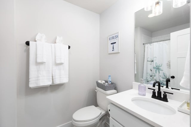 full bathroom featuring curtained shower, vanity, and toilet