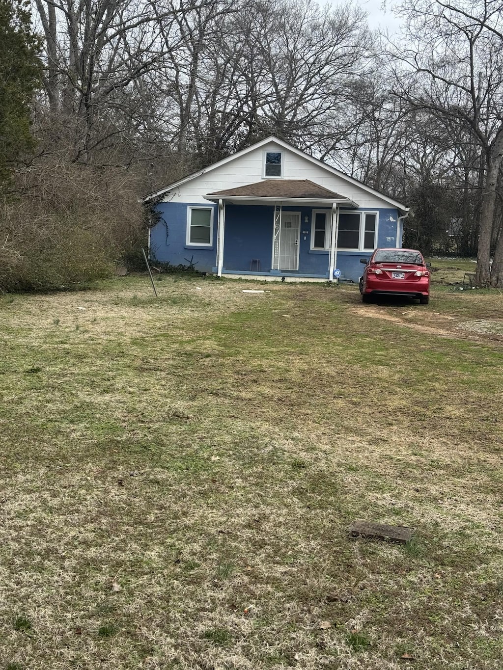 bungalow-style house featuring a front lawn