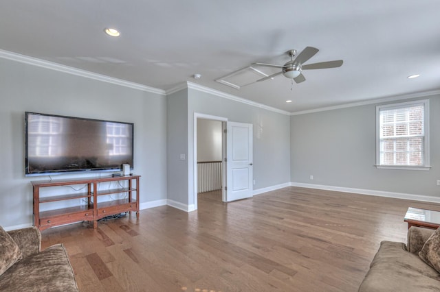 living area with baseboards, a ceiling fan, ornamental molding, wood finished floors, and recessed lighting