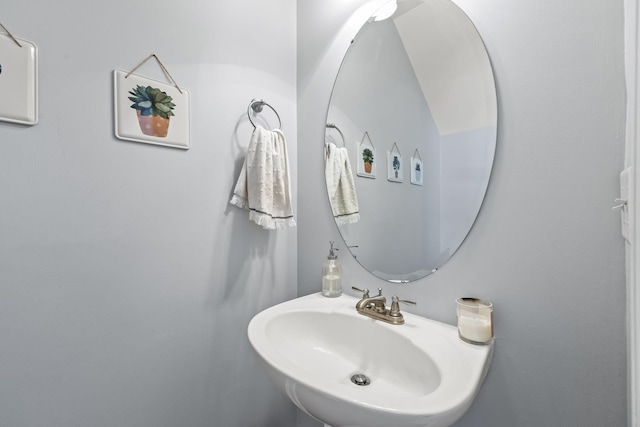 bathroom featuring a sink