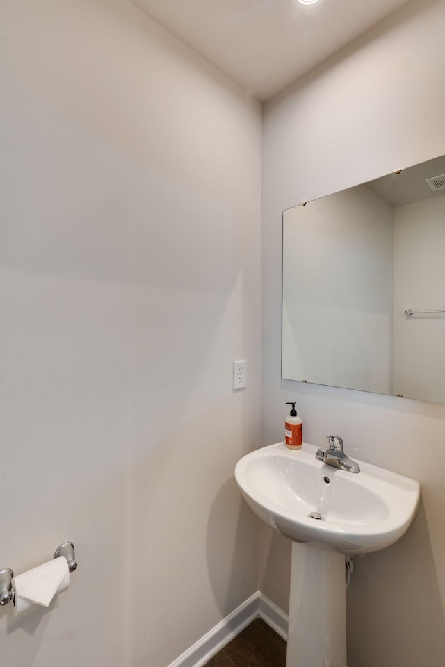 bathroom featuring visible vents and baseboards