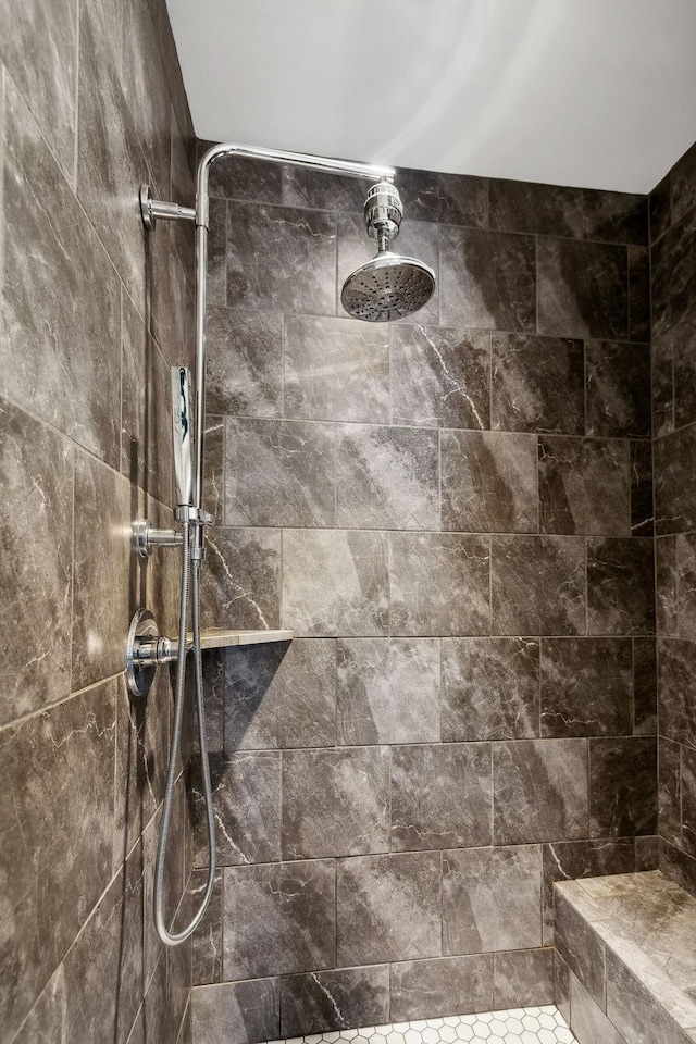 full bath with tiled shower