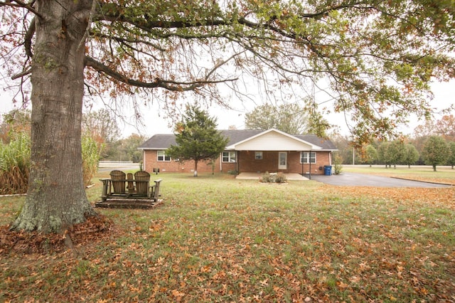 view of front of property featuring brick siding and a front yard