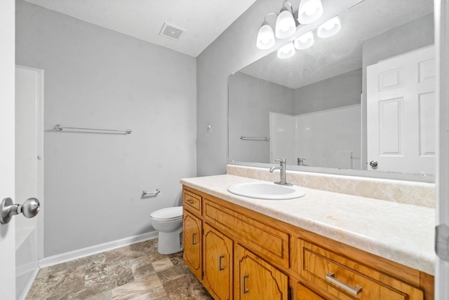 full bath featuring a textured ceiling, toilet, visible vents, vanity, and baseboards