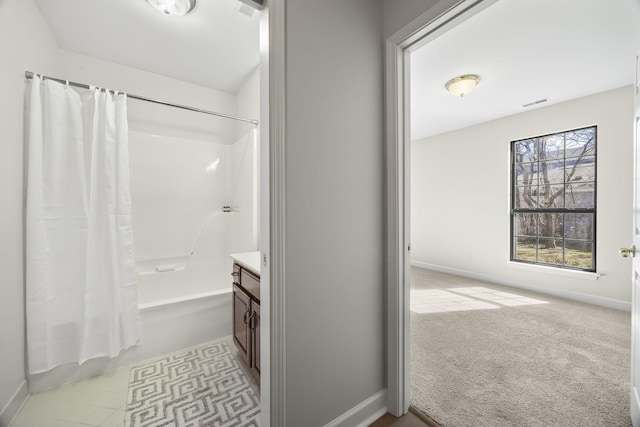 bathroom with shower / bath combo with shower curtain, vanity, visible vents, and baseboards