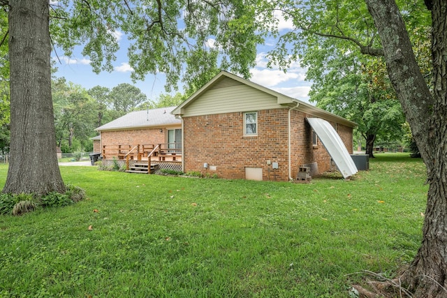 911 Squire Ct, Murfreesboro, TN 37129 - back of property with a lawn, a deck, brick siding, and crawl space