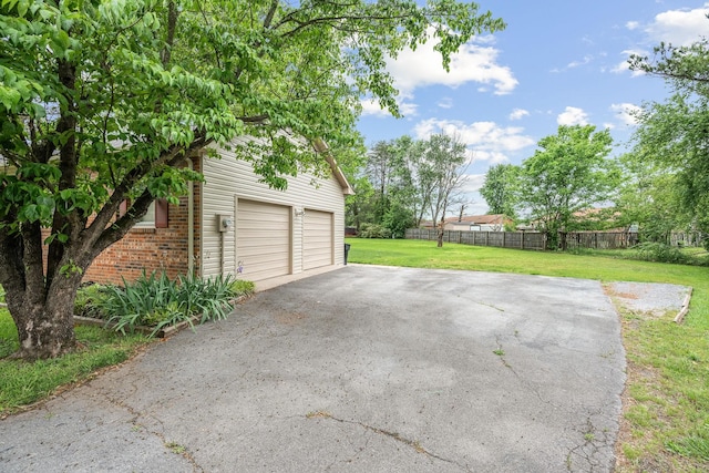 911 Squire Ct, Murfreesboro, TN 37129 - garage featuring aphalt driveway and fence