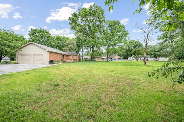 911 Squire Ct, Murfreesboro, TN 37129 - view of yard featuring driveway and a garage