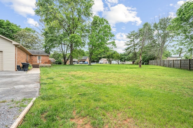 911 Squire Ct, Murfreesboro, TN 37129 - view of yard with driveway, fence, and a deck