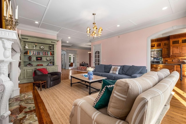 living room featuring a notable chandelier, recessed lighting, light wood-style flooring, and crown molding