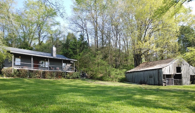 view of yard featuring an outdoor structure