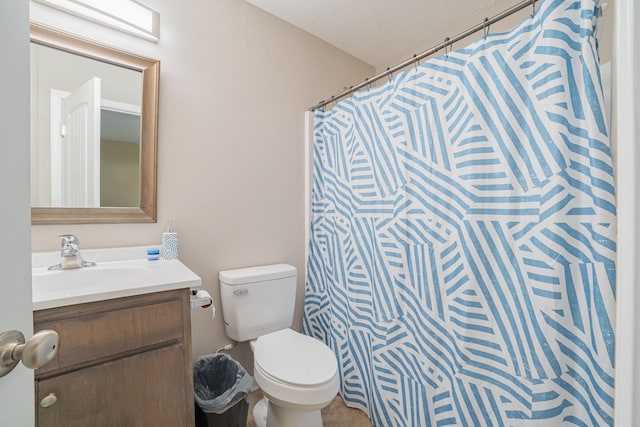 bathroom with a shower with curtain, vanity, and toilet