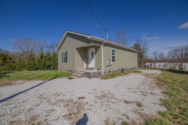 view of front of property featuring crawl space