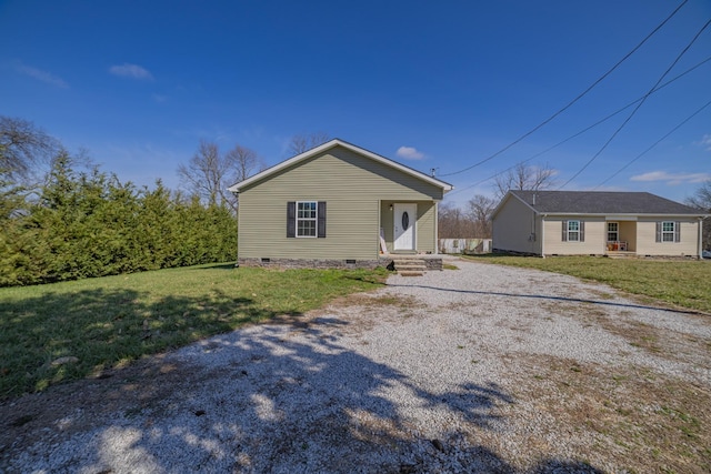 view of front facade featuring crawl space, driveway, and a front yard