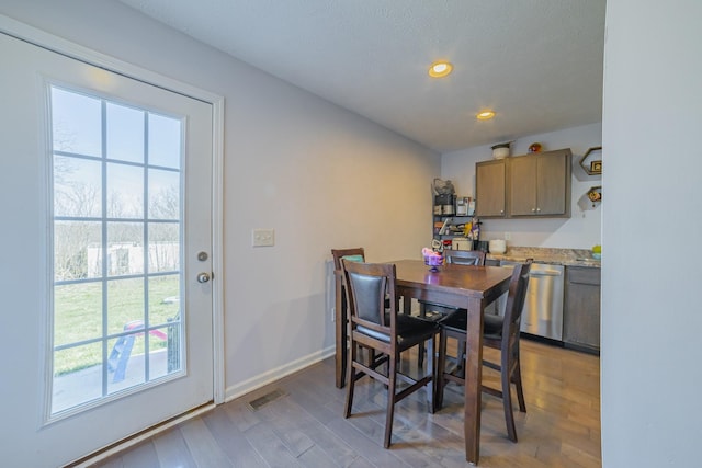 dining space with baseboards, visible vents, dark wood-type flooring, and recessed lighting