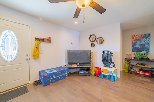 foyer featuring ceiling fan, wood finished floors, and recessed lighting