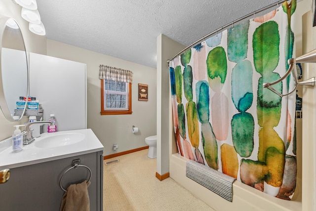 full bathroom featuring shower / tub combo with curtain, toilet, vanity, a textured ceiling, and baseboards