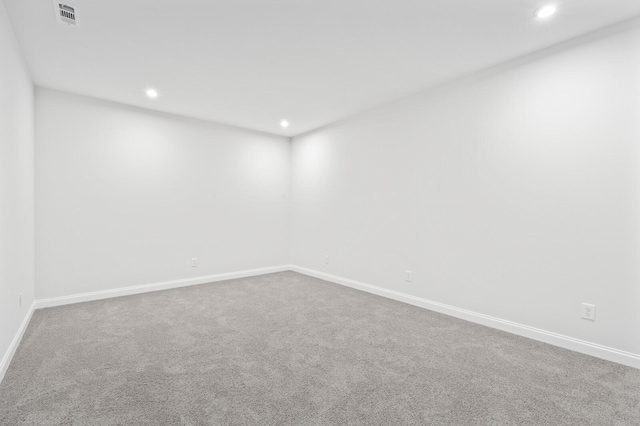 carpeted spare room with baseboards, visible vents, and recessed lighting