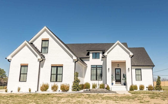 modern farmhouse style home featuring a front yard