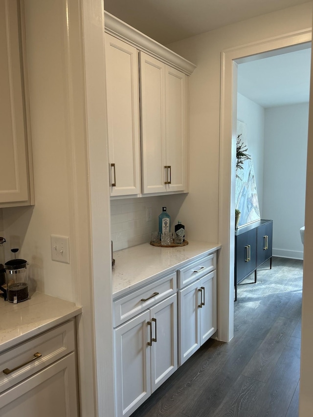 bar featuring tasteful backsplash, baseboards, and dark wood finished floors