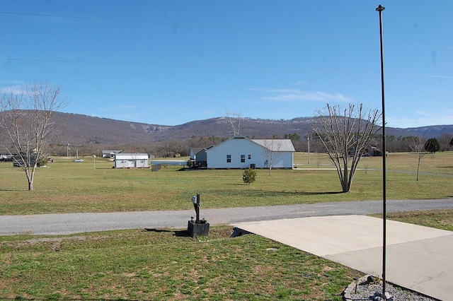 view of yard with a mountain view