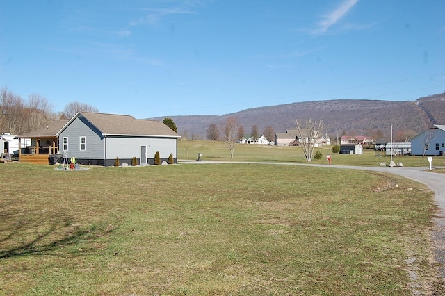 view of yard with a residential view and a mountain view