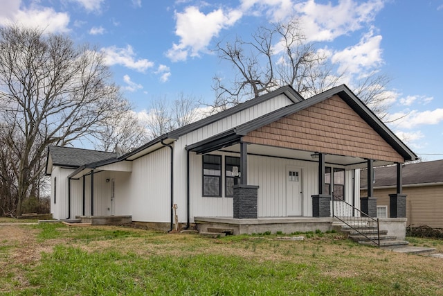 view of front facade with a porch and a front lawn