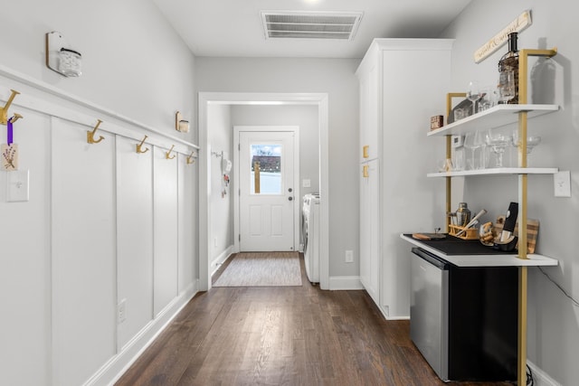 entryway featuring dark wood-style floors, visible vents, and baseboards