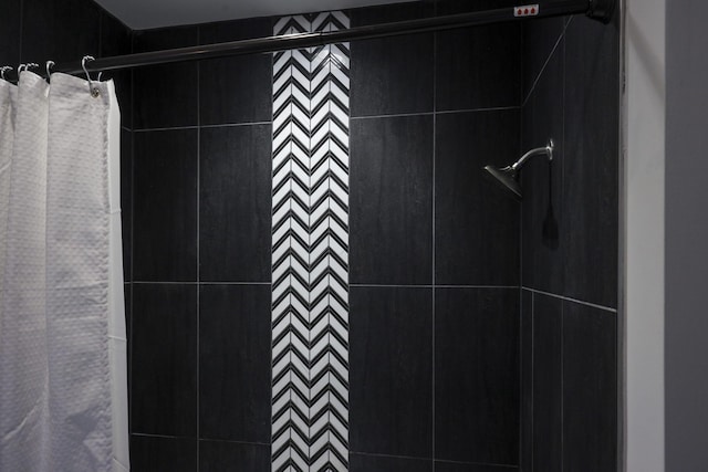 bathroom featuring a tile shower