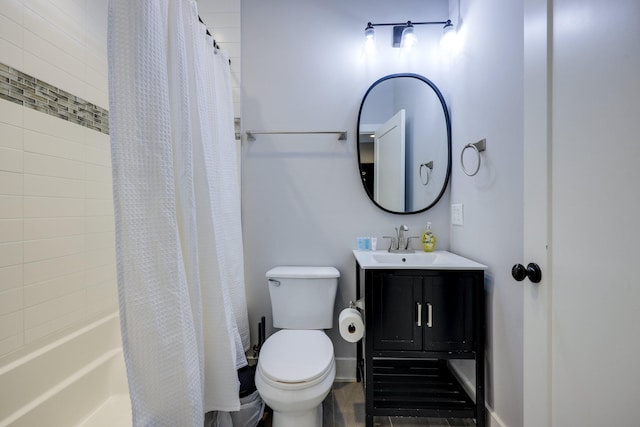 bathroom with shower / bathtub combination with curtain, baseboards, vanity, and toilet