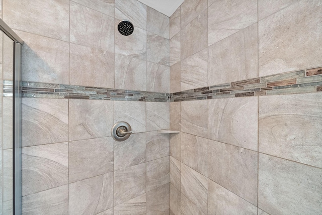 interior details with a tile shower