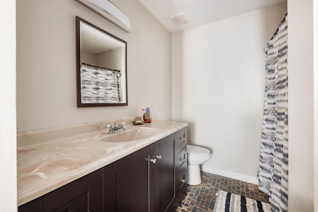 full bath featuring toilet, visible vents, baseboards, and vanity