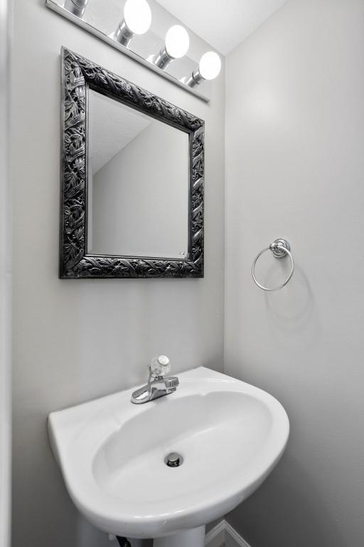 bathroom featuring a sink