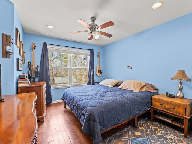 bedroom with baseboards, a ceiling fan, hardwood / wood-style floors, and recessed lighting