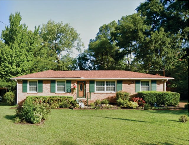 single story home featuring brick siding and a front yard