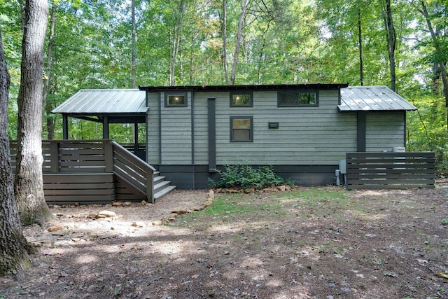 view of front facade featuring metal roof