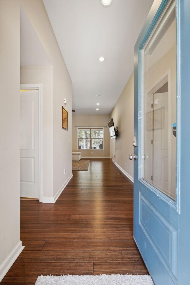 foyer featuring recessed lighting, dark wood finished floors, and baseboards