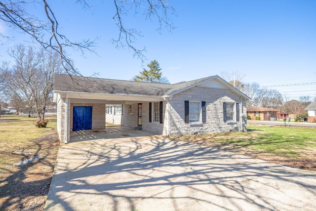 view of front facade featuring concrete driveway